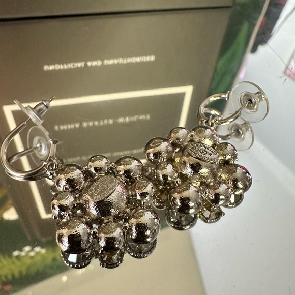SOLD 🏆CHANEL Rhinestone Floral Drop Earrings 💎 💃With COA (EUC) - Picture 6 of 9